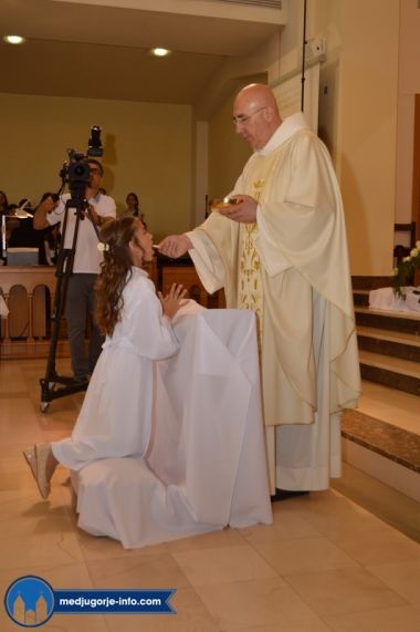 prva-sveta-pricest-u-medugorju_19.jpg