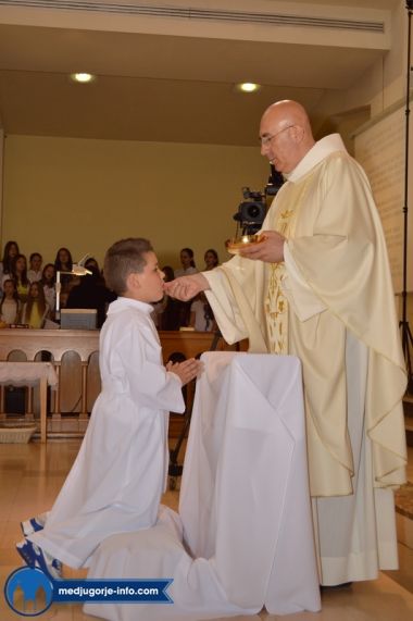 prva-sveta-pricest-u-medugorju_27.jpg