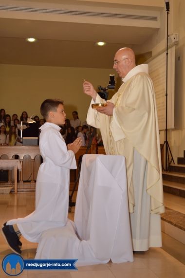 prva-sveta-pricest-u-medugorju_28.jpg