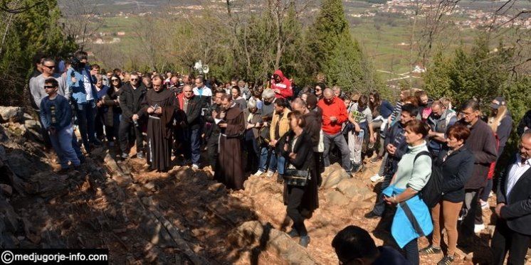 Via Crucis sul Križevac dei parrocchiani e pellegrini di Medjugorje