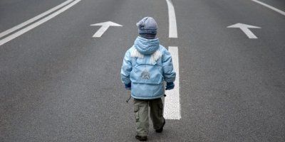 Beba napuštena u kolicima ispred crkve u Brestju, u žutoj haljinici umotana u deku