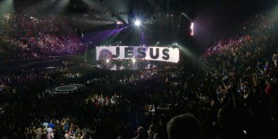 POSLUŠAJTE IZVRSNU KRŠĆANSKU PJESMU GRUPE HILLSONG &#039;What a beautiful name&#039; nagrađenu Grammyem