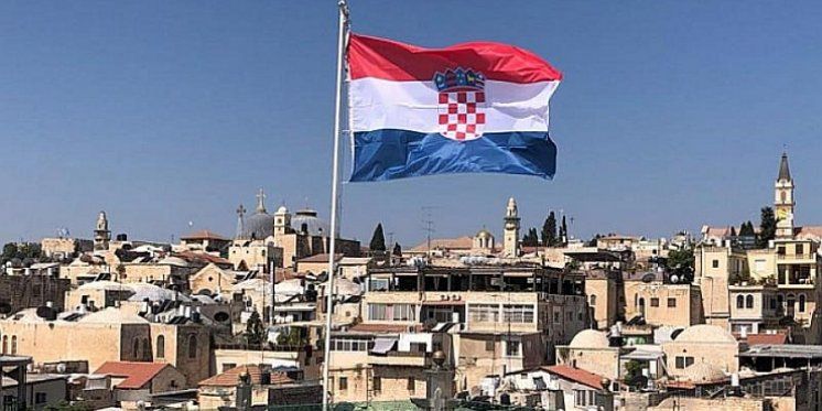 HRVATSKA SE ZASTAVA VIJORI IZNAD SVETOG GRADA Za to je zaslužan gradišćanski Hrvat