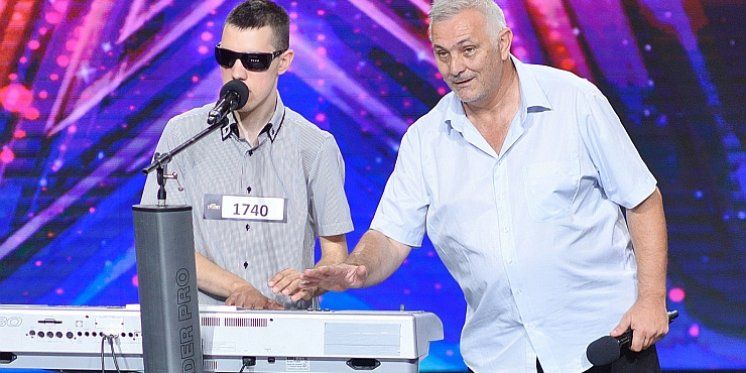 SUPERTALENT Slijepi mladić koji ima epilepsiju i autizam rasplakao publiku otpjevavši Oliverovu pjesmu &#039;&#039;Oprosti mi pape&#039;&#039;