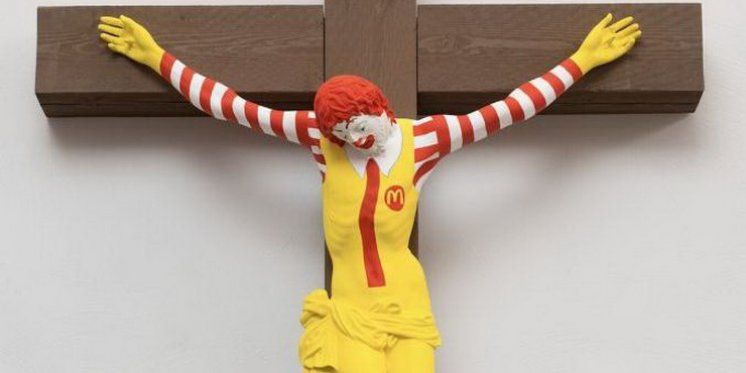 BLASFEMIJA NA IZLOŽBI U IZRAELU: Maskota lanca brze hrane McDonald&#039;s razapeta na križu