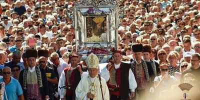 Mons. Barišić u Svetištu Gospe Sinjske: &quot;Danas se senzacije i skandali bolje prodaju ...vijest o dobru se prešućuje&quot;