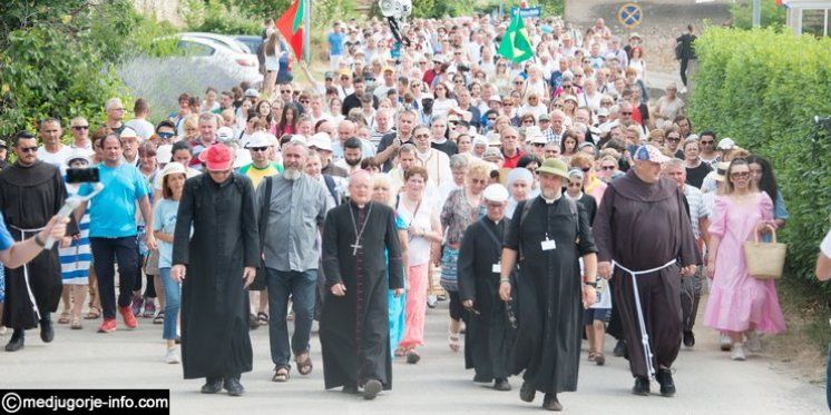 S „IZVORA“ MILOSTI POTEKLA RIJEKA HODOČASNIKA U PROCESIJI PREMA CRKVI