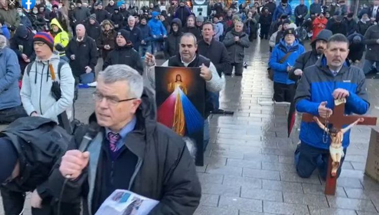 Muškarci diljem Irske kleče s krunicama za prestanak tiranije i abortusa!