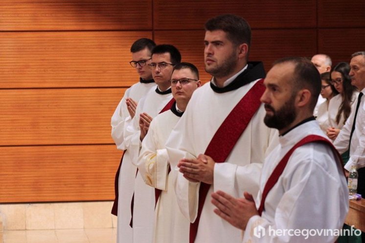 FOTO/VIDEO  SVEČANO U MOSTARU I SARAJEVU Hercegovina bogatija za 5, a Bosna za 9 svećenika