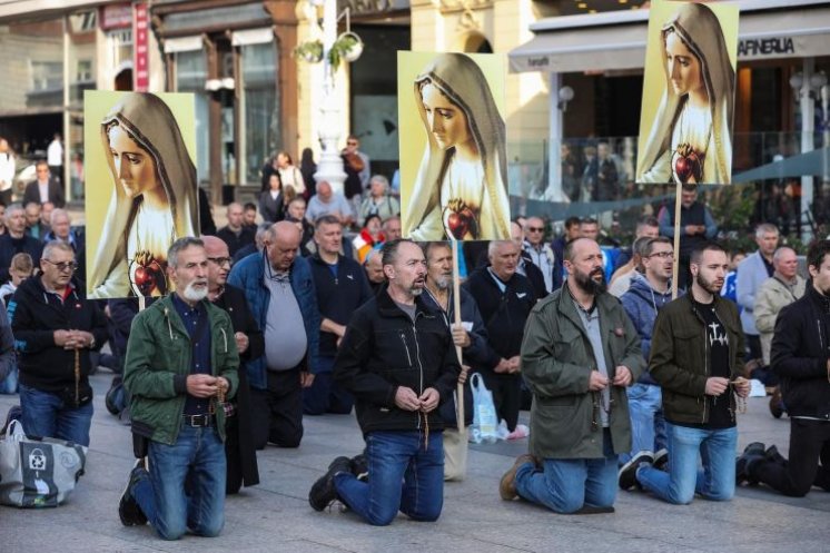 U CENTRU ZAGREBA! Muška molitva krunica na koljenima svake prve subote u mjesecu