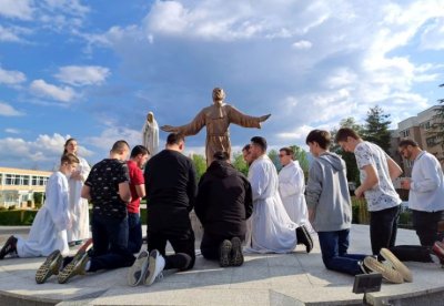 U Sarajevu muškarci predmolili Gospinu krunicu na trgu