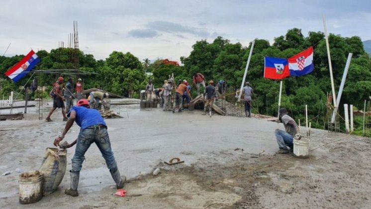 Hrvatske misionarke u Haitiju: Izlivena krovna ploča na Kući Maloga Isusa