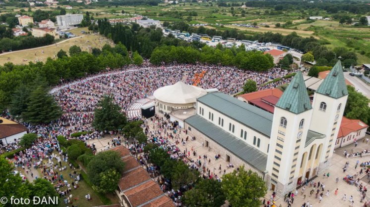 43. OBLJETNICA U ZNAKU BOŽJEG NARODA KOJI SVJEDOČI CRKVI: &#039;GOSPA JE TU!&#039;