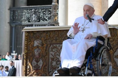 Papa Franjo nenajavljeno se pojavio na Trgu u Vatikanu