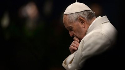 Papa: Sve dok pokušavamo kupovati ljubav ili moliti za naklonost, ti nas odnosi nikad neće učiniti sretnima
