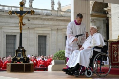 Papa neočekivano došao na Trg sv. Petra: &quot;Blagoslovljena Cvjetnica i Veliki tjedan&quot;