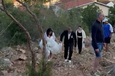 Mladenci se u svadbenoj odjeći penjali na Brdo Ukazanja