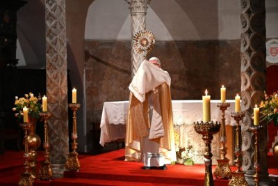 Proglas nadbiskupa Zgrablića o početku trajnog euharistijskog klanjanja