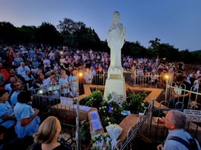 Kad zlo šapće strah, Gospa šapuće mir: Međugorje – mjesto gdje se svijet budi iz tame