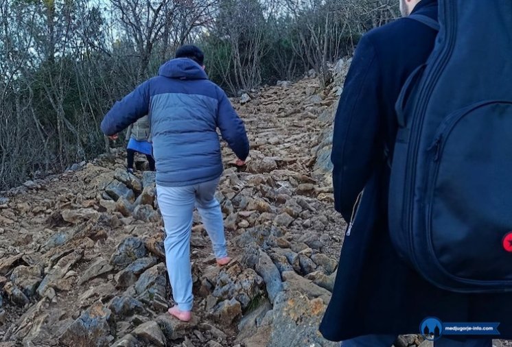FOTO: Mladi hodočasnici išli bosi na Križevac i Brdo Ukazanja uoči nove godine