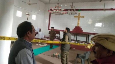 Oskrnavljene Biblije tijekom napada na crkvu u Punjabu