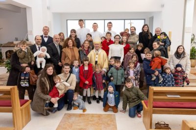 Nadbiskup Križić krstio petnaesto dijete obitelji Stipanović u Koprivnom