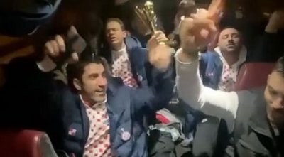 VIDEO Hrvatski svećenici viceprvaci Europe: Srebro proslavili dobro poznatom pjesmom u autobusu