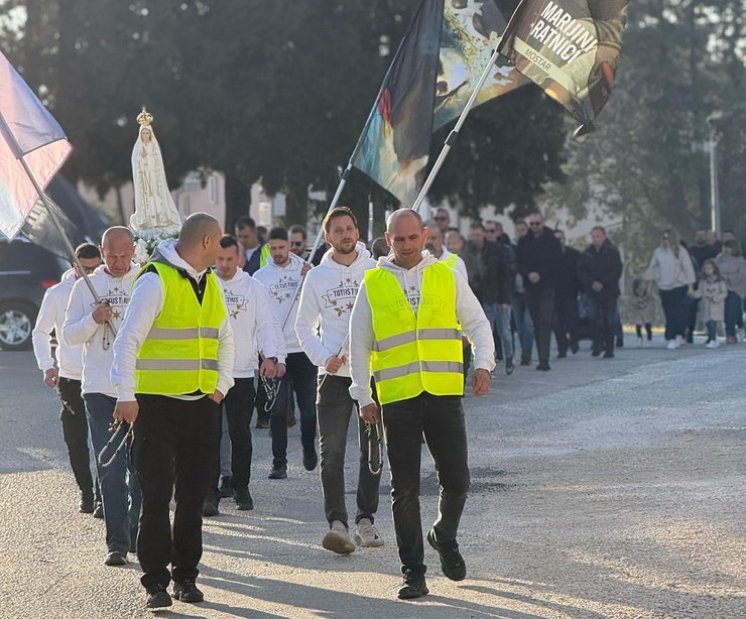 FOTO Marijini ratnici u Ljubuškom održali molitveni hod "Od crkve do crkve"