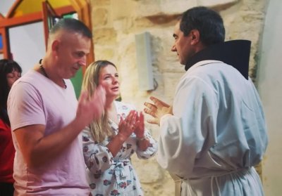 VIDEO Poznatu hrvatsku glazbenicu suprug zaručio u međugorskoj crkvi, a godinama je pješice hodočastio u Međugorje za svoju buduću ženu