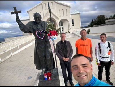 PJEŠKE SU KRENULI KRALJICI MIRA: Trojica prijatelja nose svoje nakane u Međugorje, a ono što im se događa putem teško je nazvati slučajnošću