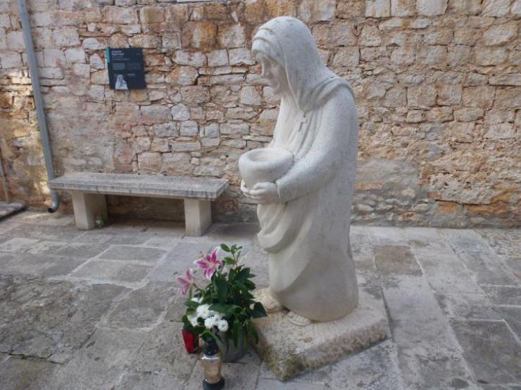 majka-terezija-brac-spomenik.jpg